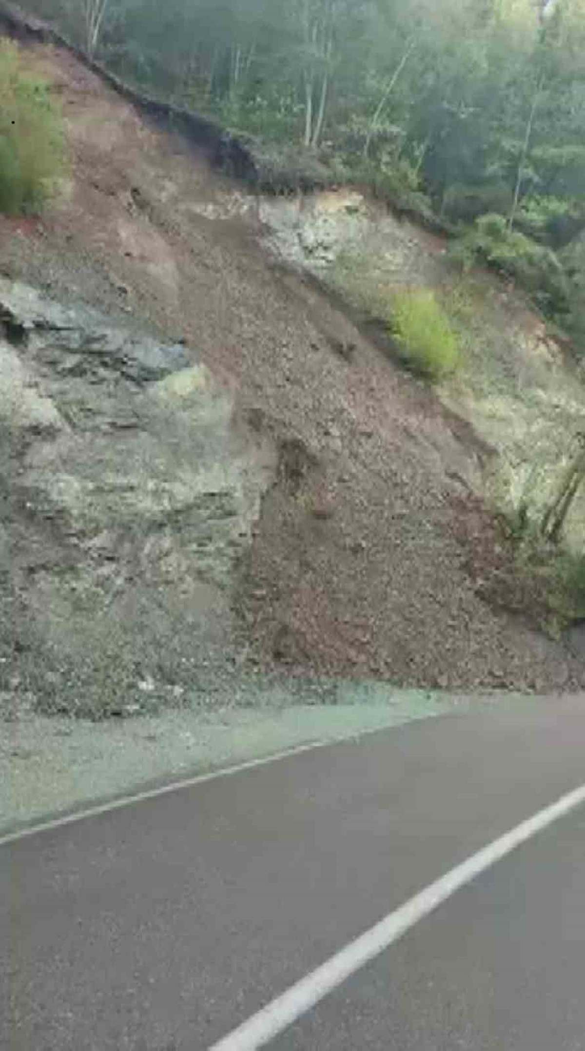 Hatay Dörtyol\'da toprak kayması Kocadüz yaylası yolunu ulaşıma kapattı