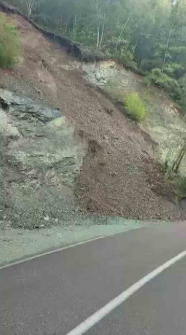 Hatay Dörtyol'da toprak kayması Kocadüz yaylası yolunu ulaşıma kapattı