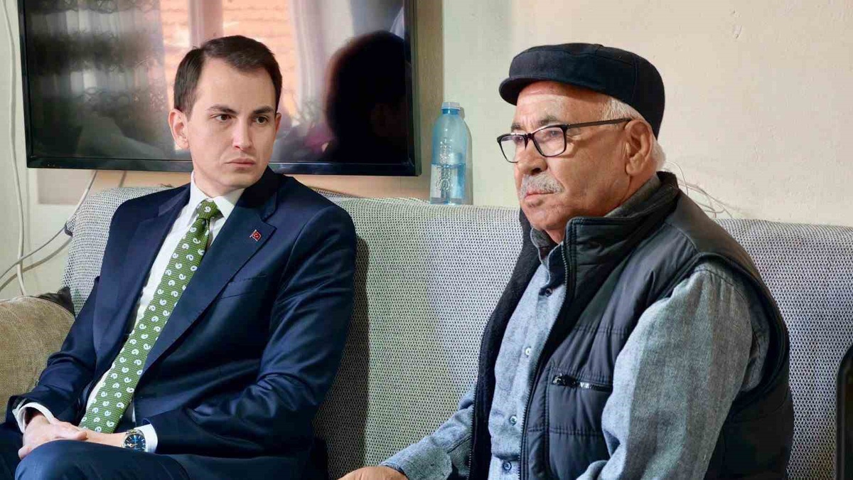 Kütahya Hisarcık Kaymakamı Atam, Yaşlılar Günü\'nde yaşlılarla evlerinde sohbet etti