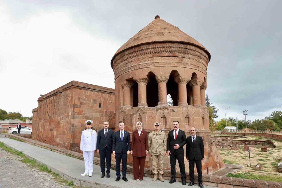 İçişleri Bakan Yardımcısı Yiğitbaşı, Ahlat\'ta Selçuklu Mezarlığı\'nı ziyaret etti