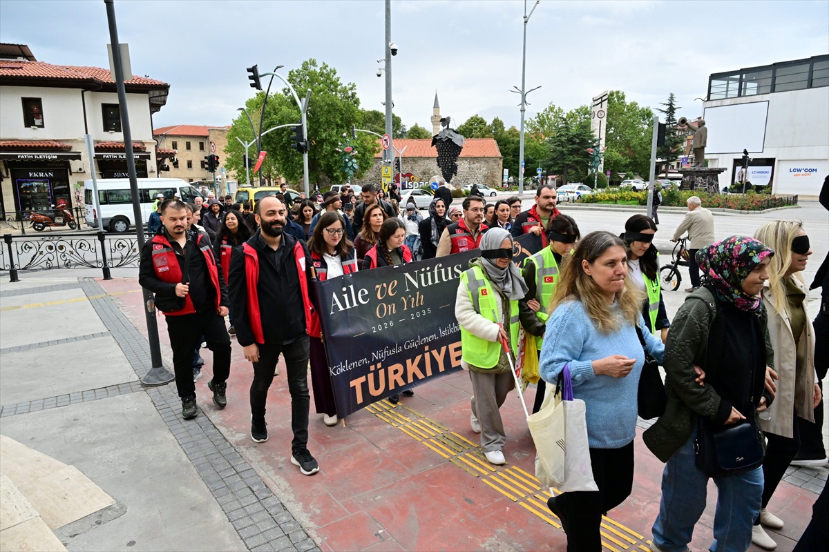Isparta\'da beyaz bastonla yürüyenler görme engellilerin sorunlarına dikkat çekti