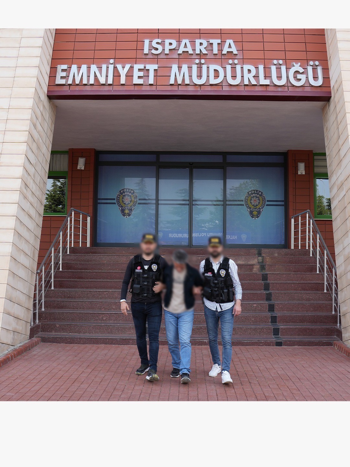 Isparta\'da polis, uyuşturucudan 10 yıl 8 ay hapis cezasıyla aranan şahsı yakaladı
