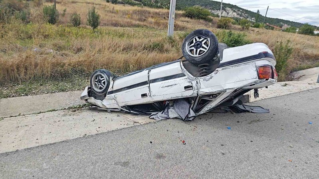 Isparta Yalvaç'ta D-350'de takla atan otomobilde 3 kişi yaralandı