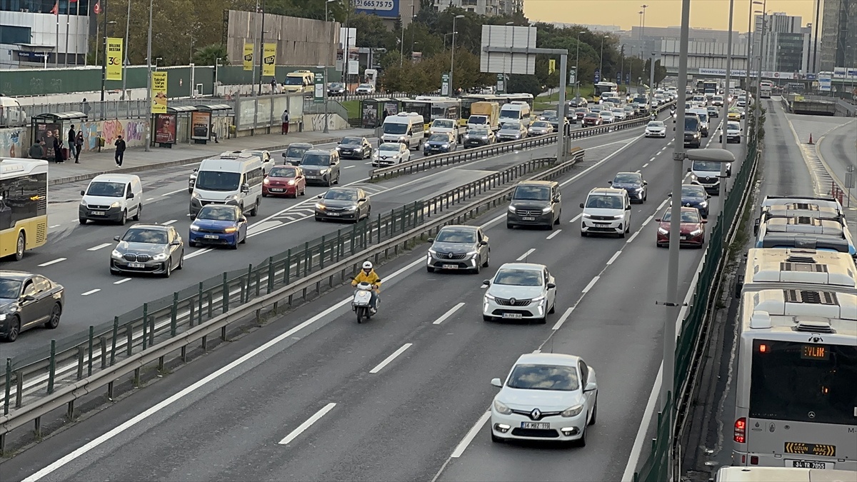 İstanbul\'da akşam saatlerinde trafik yoğunluğu yaşanıyor