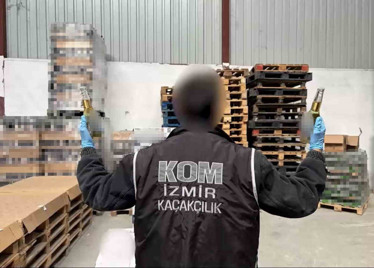 İzmir Buca\'da depoya baskın yapıldı, 3 milyon 800 bin TL\'lik kaçak içki ele geçirildi