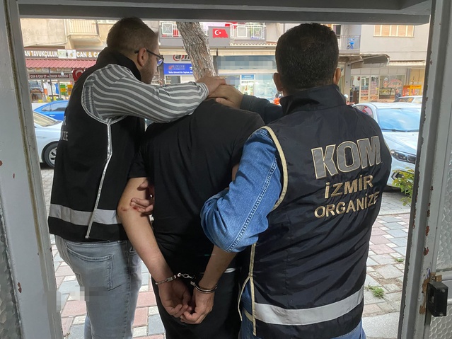 İzmir Ödemiş'te 19 yıl 9 ay 2 gün hapis cezası bulunan cezaevi firarisi yakalandı