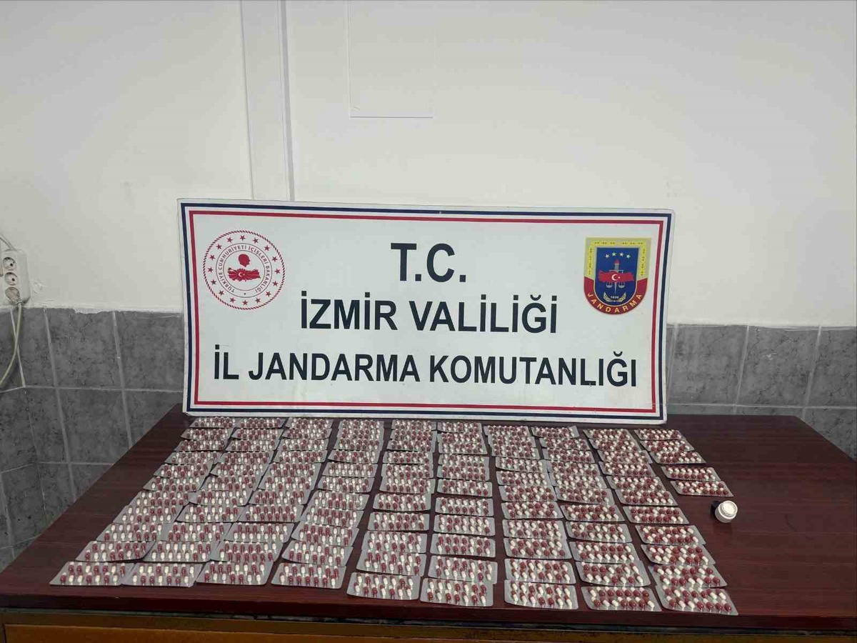İzmir Kınık\'ta durdurulan araçta bin 456 uyuşturucu hap çıktı, 3 şüpheli gözaltına alındı