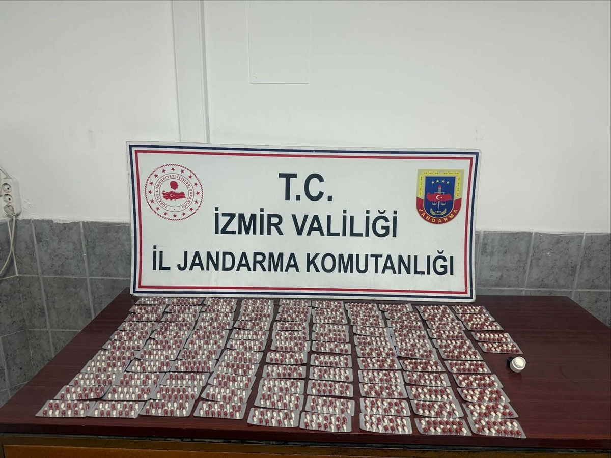 İzmir Kınık\'ta jandarma, araçta 1456 sentetik hap ele geçirdi, 2 şüpheli tutuklandı
