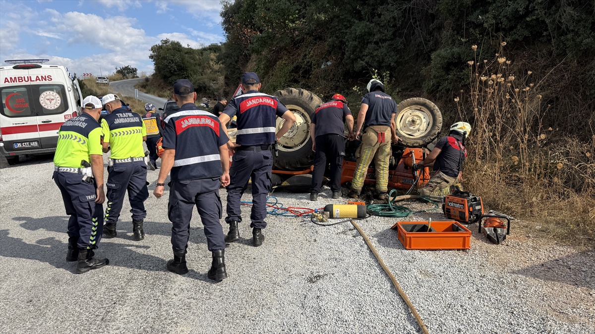 İzmir Tire\'de devrilen traktörün sürücüsü öldü, yaralanan eşi hastaneye kaldırıldı