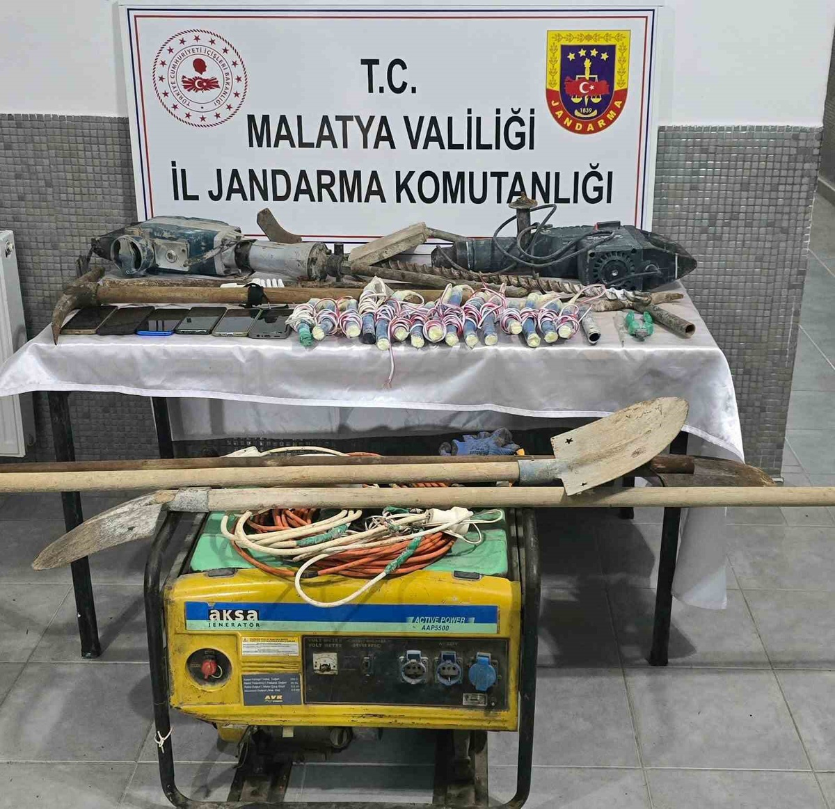 Malatya Darende\'de kaçak kazıda 6 şüpheli suçüstü yakalandı, 15 dinamit bulundu