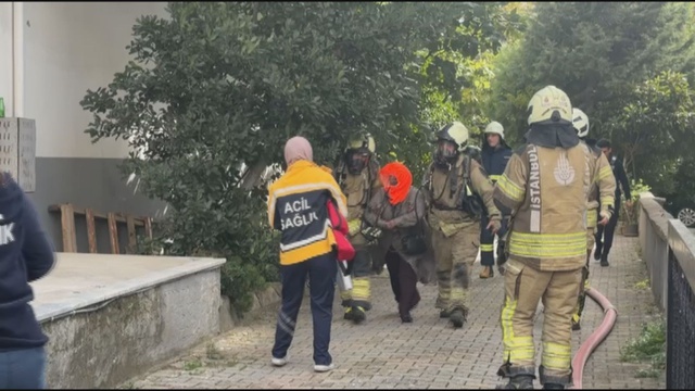 Kadıköy'de 8 katlı binada yangın: Mahsur kalanlar var