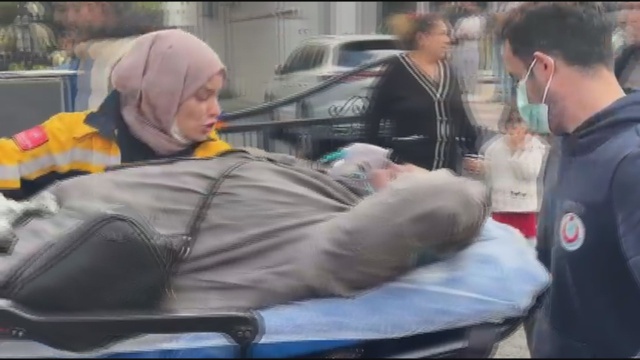 Kadıköy'de 8 katlı binada yangın: Mahsur kalanlar var