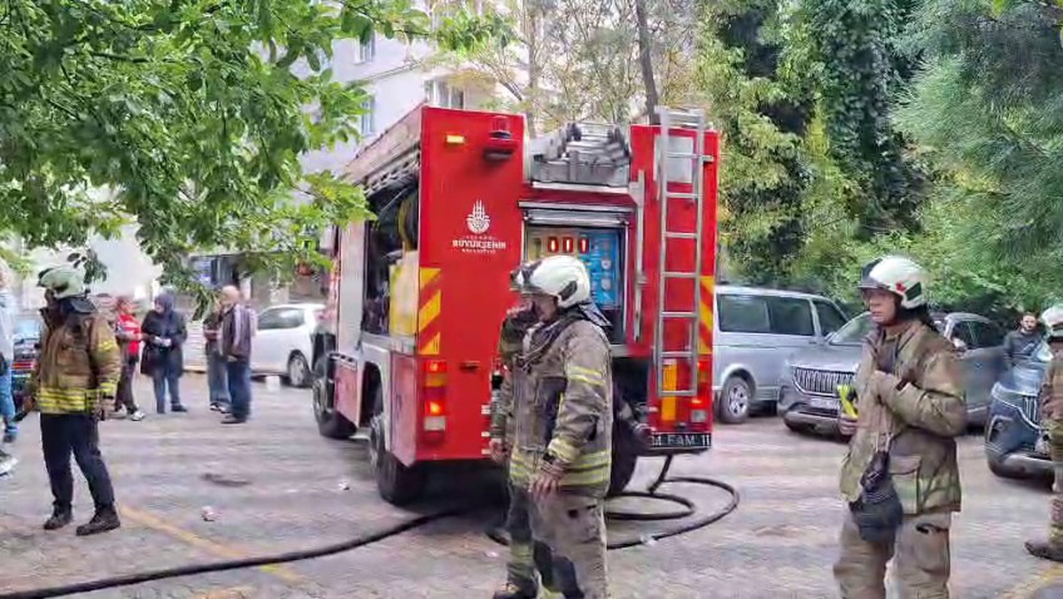 Kadıköy\'de binada çıkan yangında 14 kişi tahliye edildi, 5 kişi dumandan etkilendi