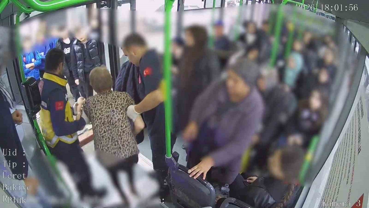 Kadın otobüs şoförü, İnegöl\'de fenalaşan yolcuya 112\'yi arayıp ambulans yönlendirdi