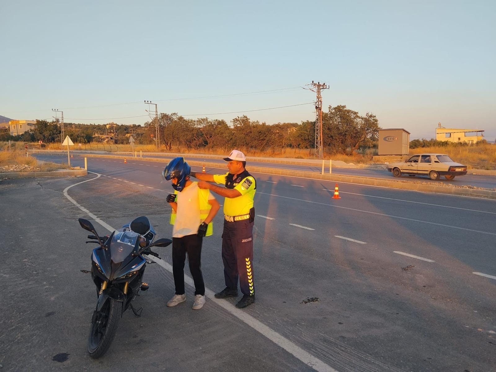 <a class='keyword-sd' href='/kahramanmaras/' title='Kahramanmaraş'>Kahramanmaraş</a>'ta trafik jandarması, motosiklet denetiminde reflektif yelek dağıttı