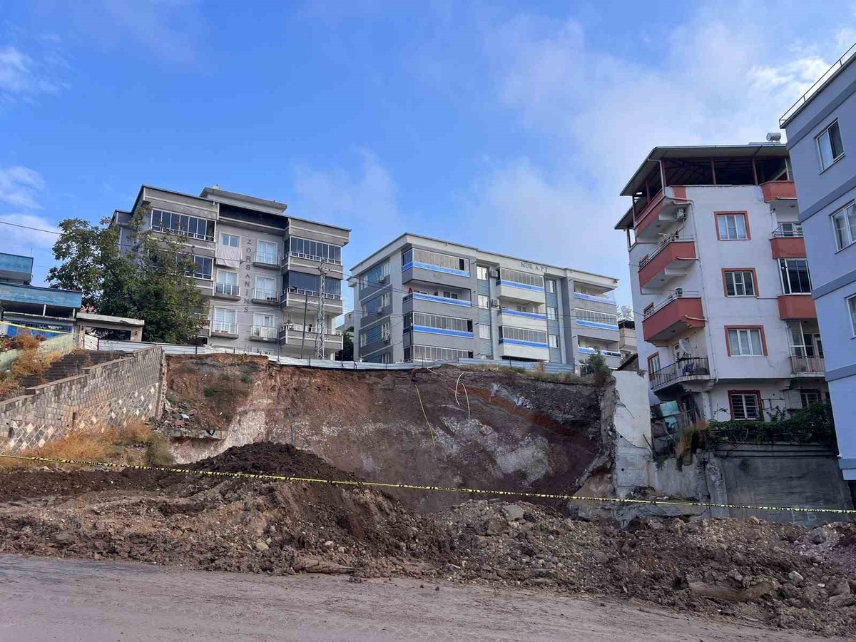 Kahramanmaraş\'ta toprak kayması sonucu çöken yolda 36 gündür çözüm bekleniyor