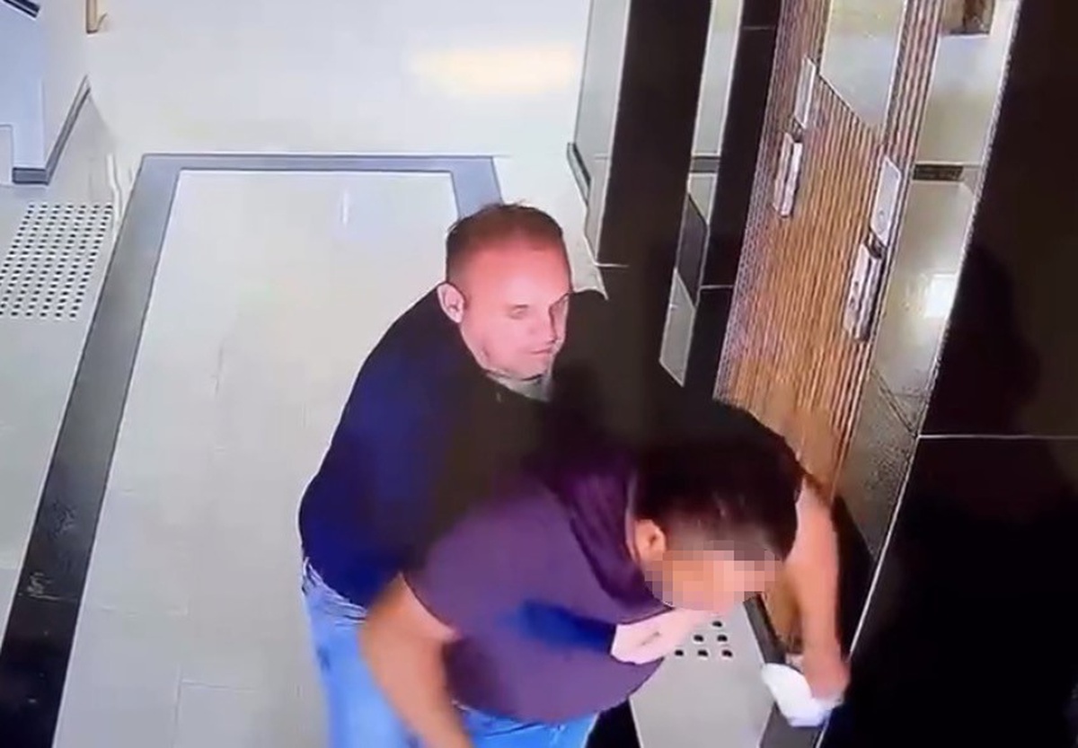 Kayseri\'de boğazına şeker kaçan vatandaşın Heimlich\'le kurtarılması kameraya yansıdı
