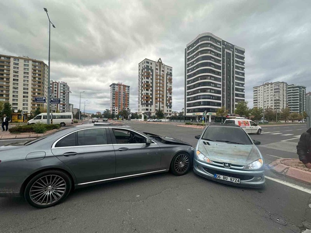 Kayseri Kocasinan'da ani sağa dönen otomobil kazaya neden oldu, anı kameraya yansıdı
