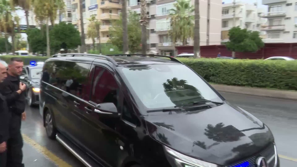 Kılıçdaroğlu, gözaltıların ardından Mersin\'de CHP İl Başkanlığı\'nı ziyaret etti