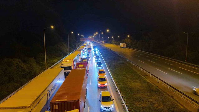 Anadolu Otoyolu'nda kimyasal yüklü tır devrildi, İstanbul yönü ulaşıma kapatıldı