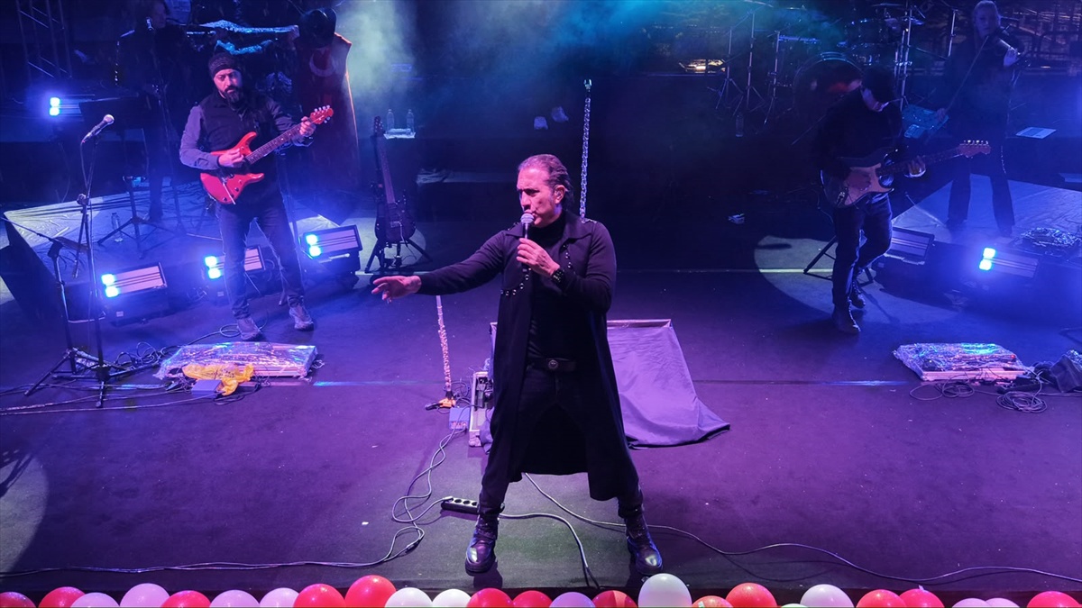 Kıraç, Niğde\'deki 6. Gastronomi Festivali konserinde sevenleriyle buluştu