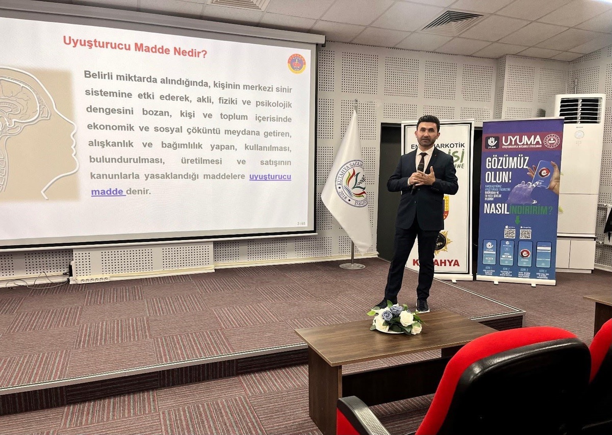 Kütahya\'da jandarma, üniversite öğrencilerine uyuşturucu ve siber suç eğitimi verdi