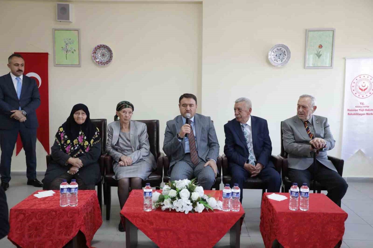 Kütahya Valisi Işın, Dünya Yaşlılar Günü\'nde huzurevi sakinlerini dinledi