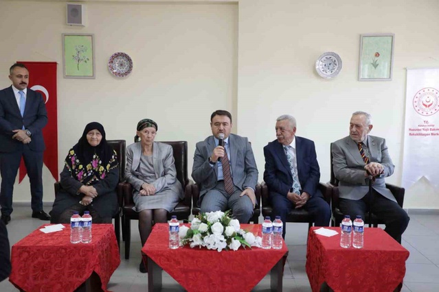 Kütahya Valisi Işın, Dünya Yaşlılar Günü'nde huzurevi sakinlerini dinledi