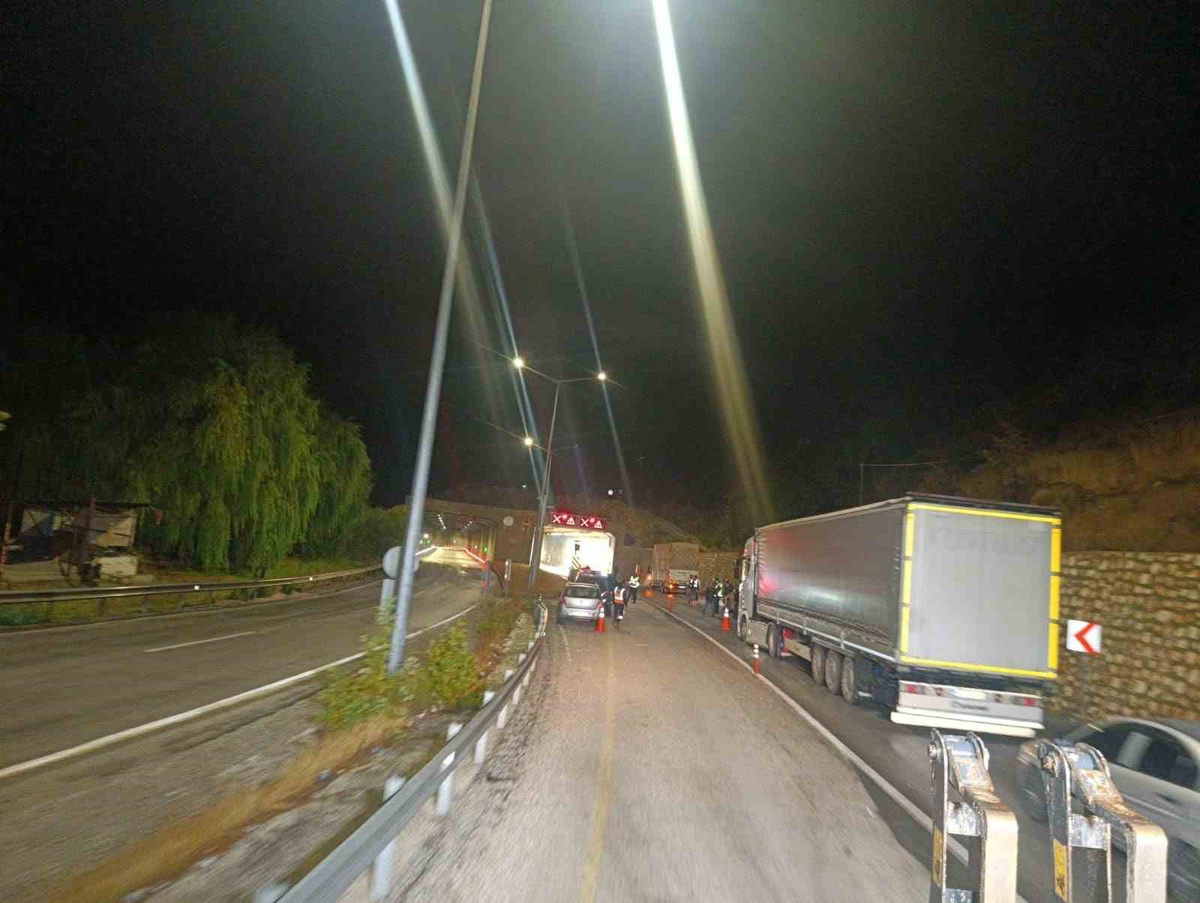 Erkenek Tüneli\'nde duvara çarpan yakıt tankeri yolu kapatınca tünel trafiğe kapatıldı
