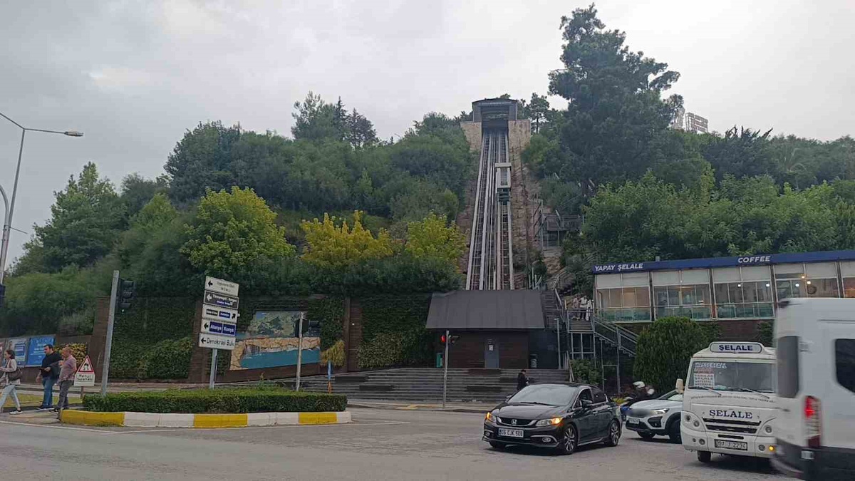 Manavgat\'ta arkadaş şakasıyla duran asansörde 2 çocuk 1 saat mahsur kaldı