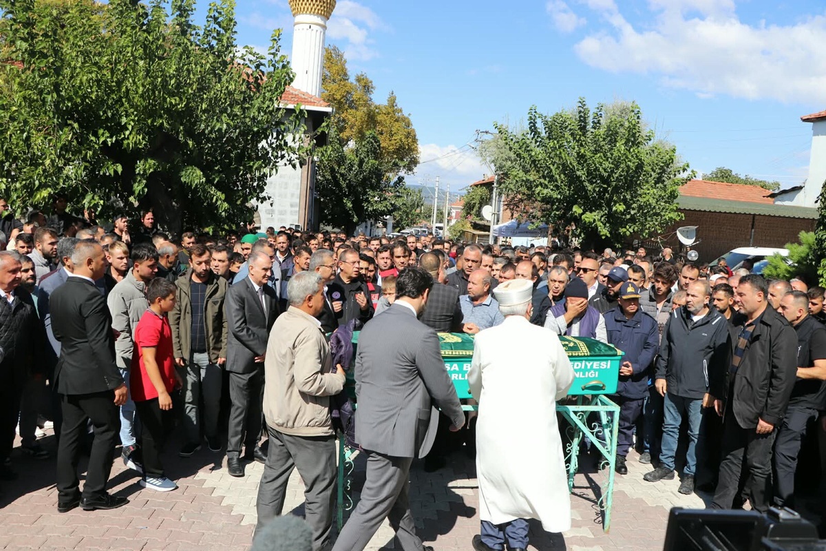 Soma\'daki maden işletmesinde göçükte ölen işçi Kerim Ören Kırkağaç\'ta toprağa verildi
