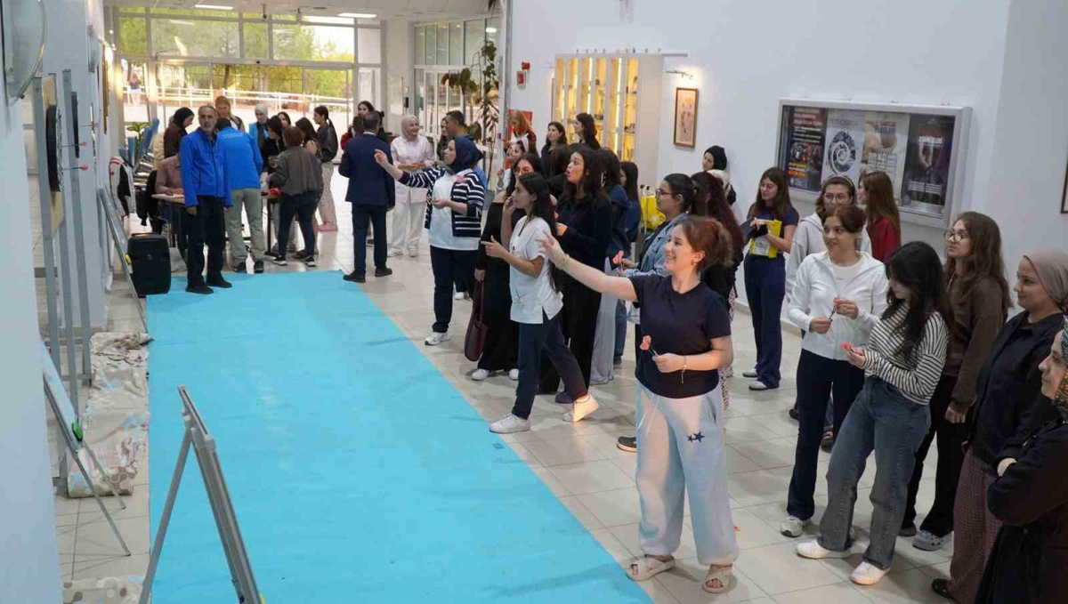 Manisa\'da yurtlarda kalan gençler dart turnuvası ve ebru etkinliğine katıldı