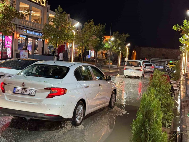 Mardin'de sağanak, rüzgar ve dolu ulaşımda aksamalara yol açtı