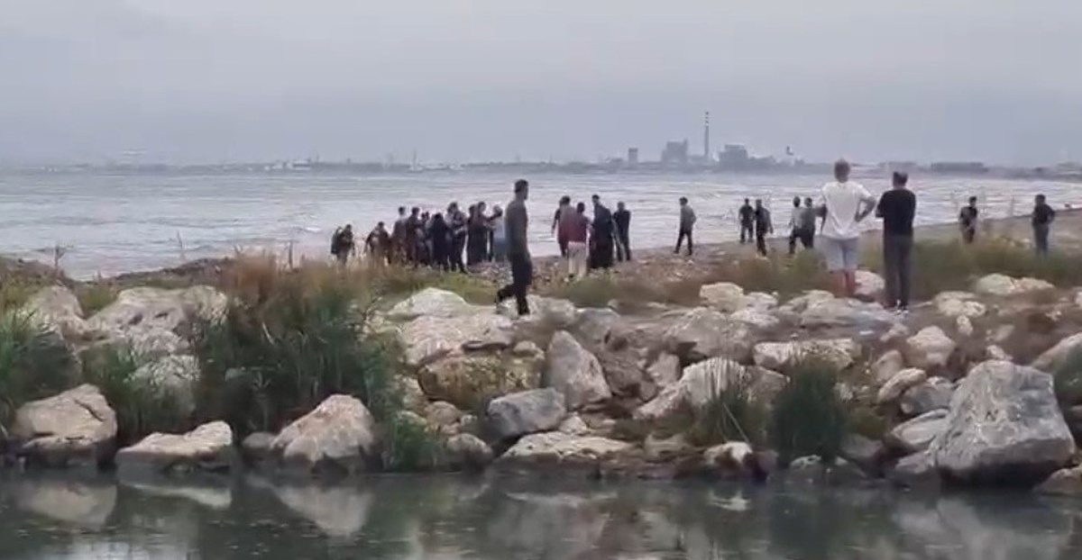 Mersin Akdeniz\'de denize giren 3 gençten biri boğuldu, 2 genç kurtuldu