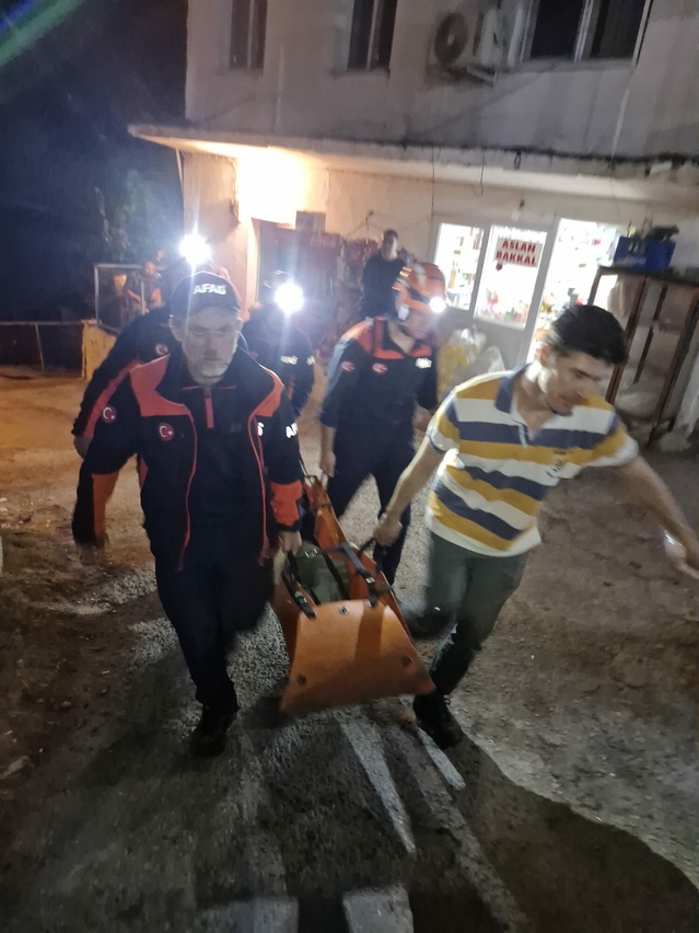 Muğla Milas'ta fenalaşan 46 yaşındaki kişi AFAD ve jandarmayla tahliye edildi
