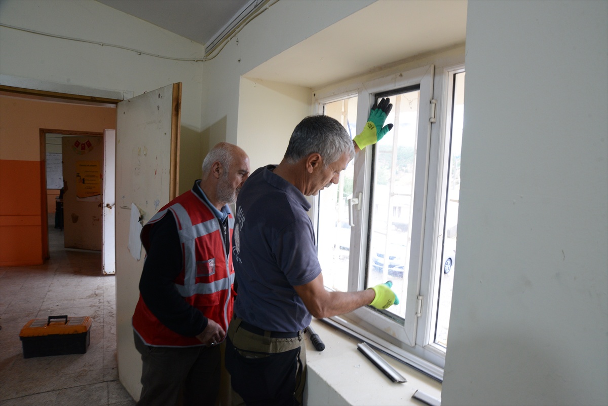 Muş\'ta mobil ekip 9 yıldır köy okullarının arızalarını gideriyor