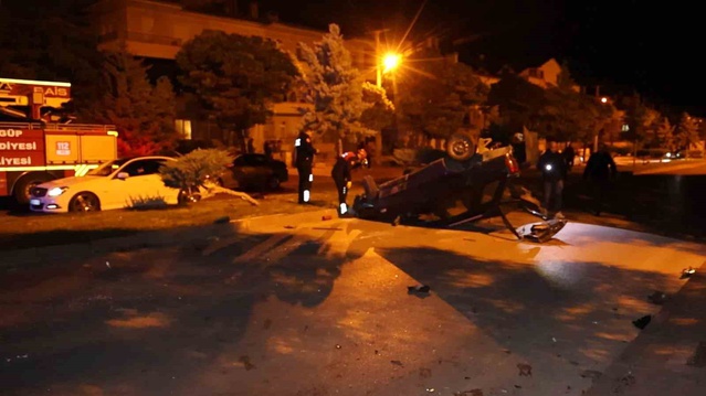 Nevşehir'de iki araç yarış iddiasıyla dönüş yapan otomobile çarptı, 6 kişi yaralandı