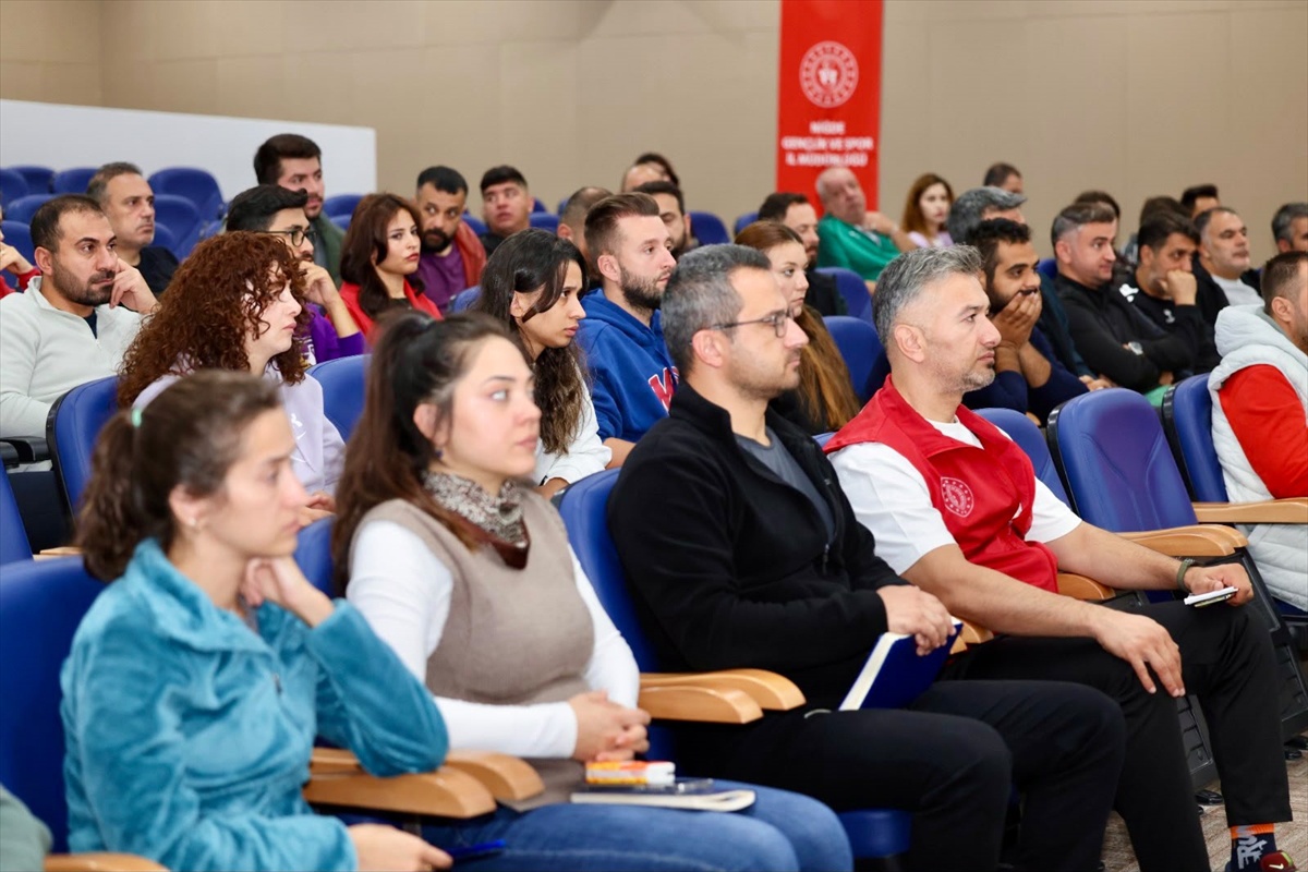 Niğde Gençlik ve Spor İl Müdürlüğü antrenörlerle ekimdeki yarı maratonu değerlendirdi