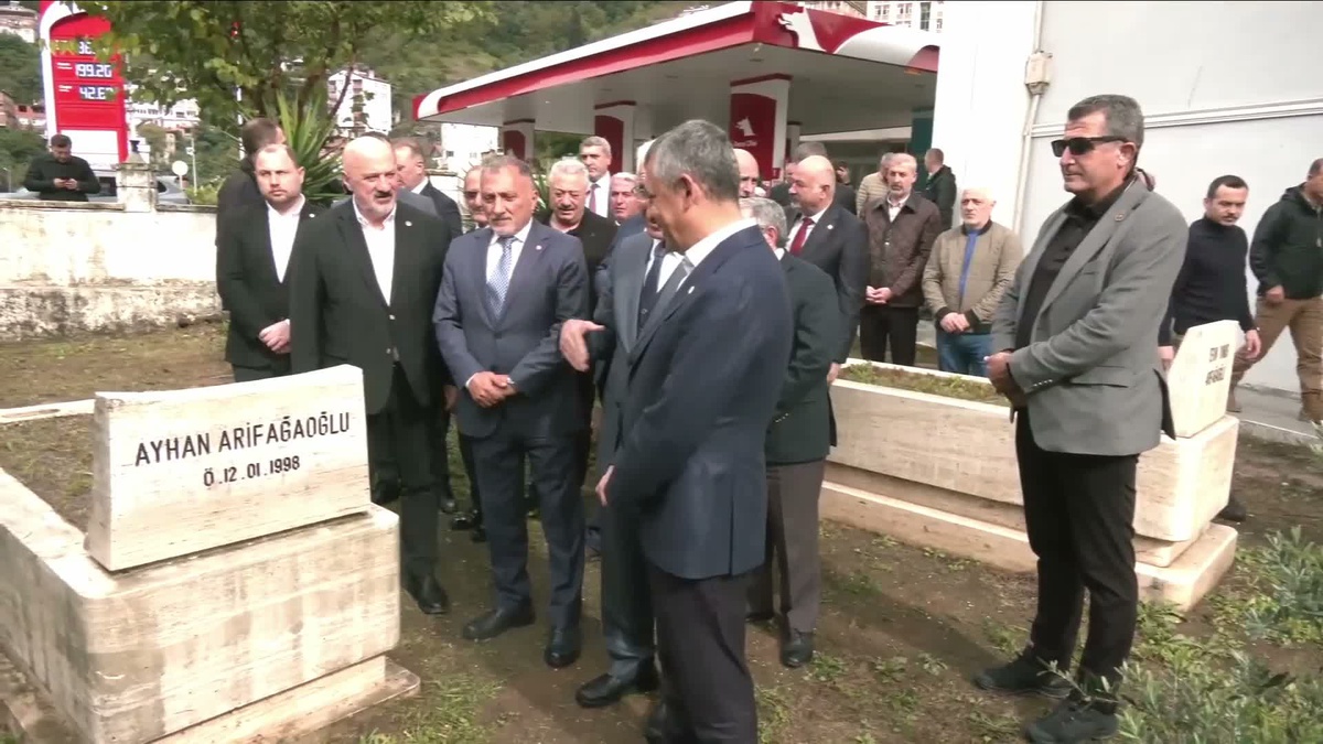 Özgür Özel Artvin\'de... Özel, cuma namazını Merkez Camii\'nde kıldı