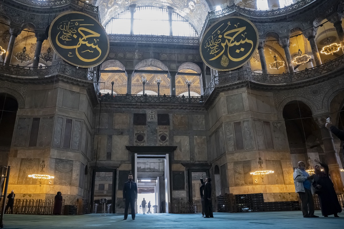 Müezzin Rıdvan Akbaş, açılış gözlemlerini \'Ulu Mabet Ayasofya\' ilahisine dönüştürdü