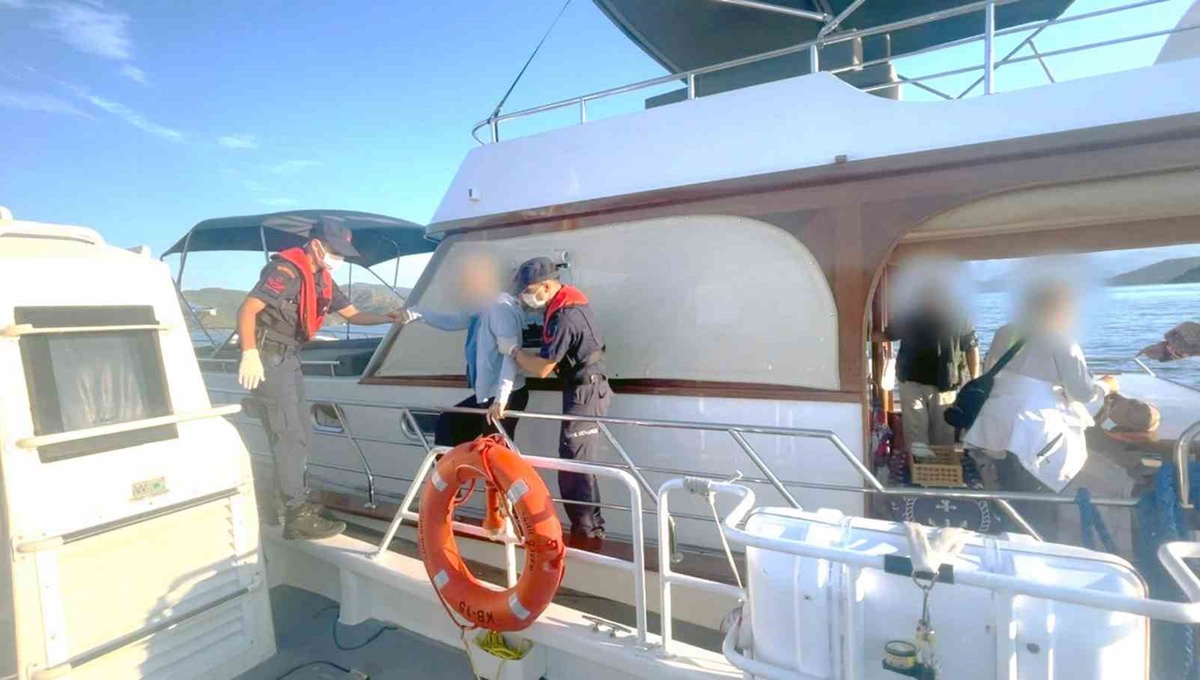 Dalaman ve Bodrum açıklarında yaralı ve rahatsız 2 kişi denizden tahliye edildi