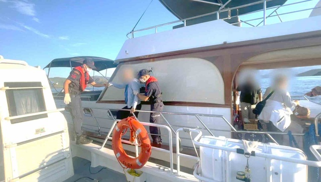Dalaman ve Bodrum açıklarında yaralı ve rahatsız 2 kişi denizden tahliye edildi