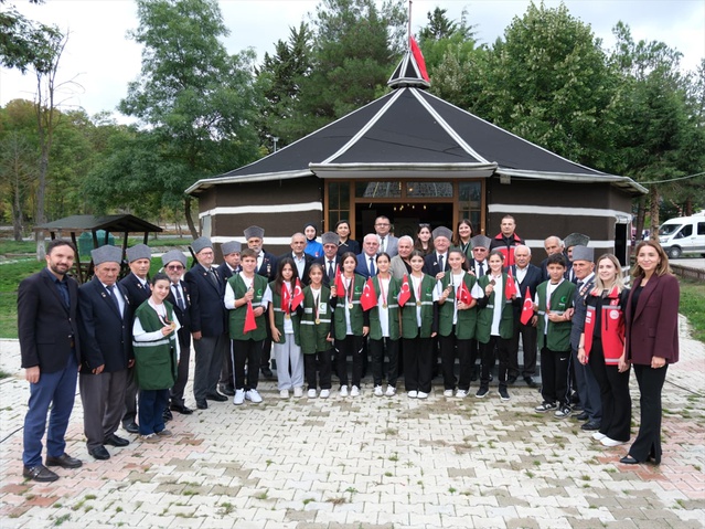 Samsun Kavak'ta genç sporcular gazilerin anılarını dinledi, bayrak atölyesi yapıldı