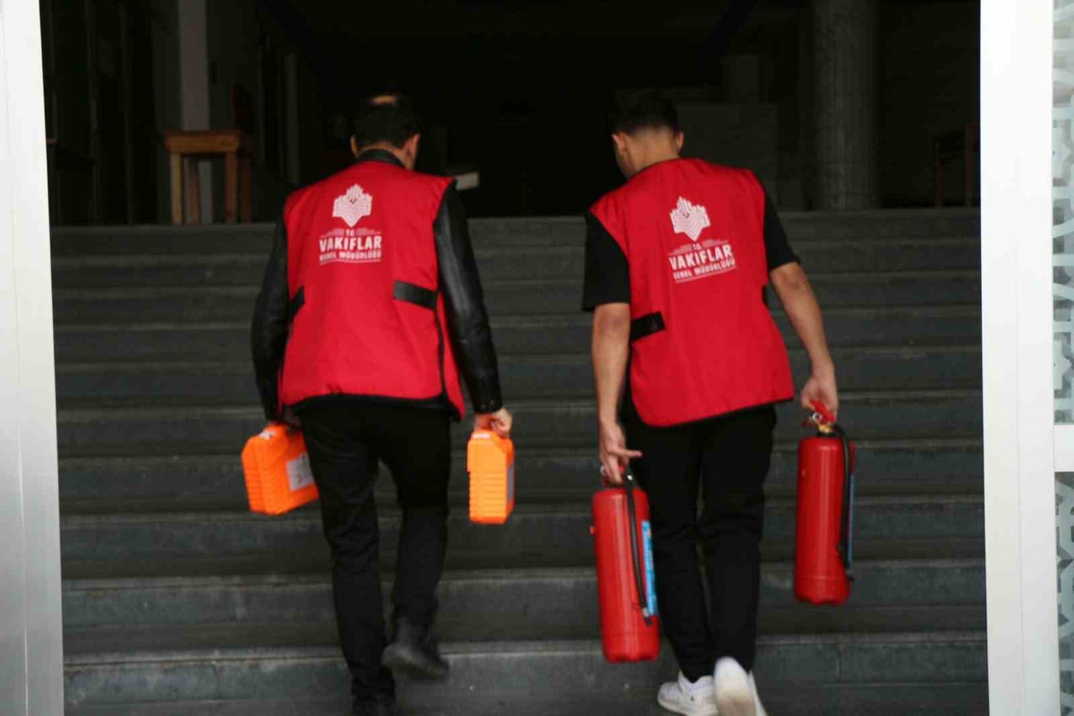 Samsun\'da Vakıflar 20 camiye yangın tüpü, 18 kursa ilkyardım çantası verdi