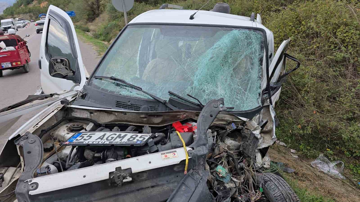 Samsun Vezirköprü\'de hafif ticari araç otomobille çarpıştı, 1\'i ağır 2 kişi yaralandı