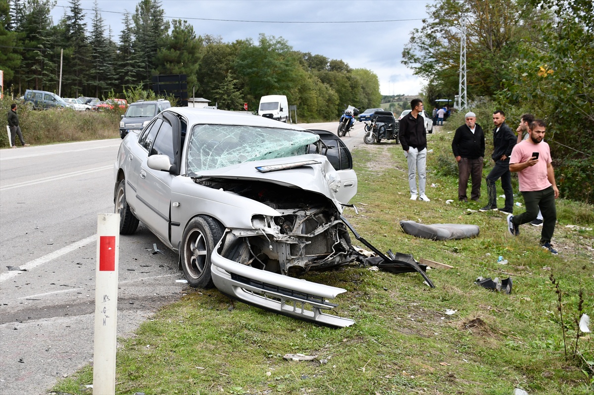 Samsun Vezirköprü\'de iki otomobilin çarpıştığı kazada 2 sürücü yaralandı