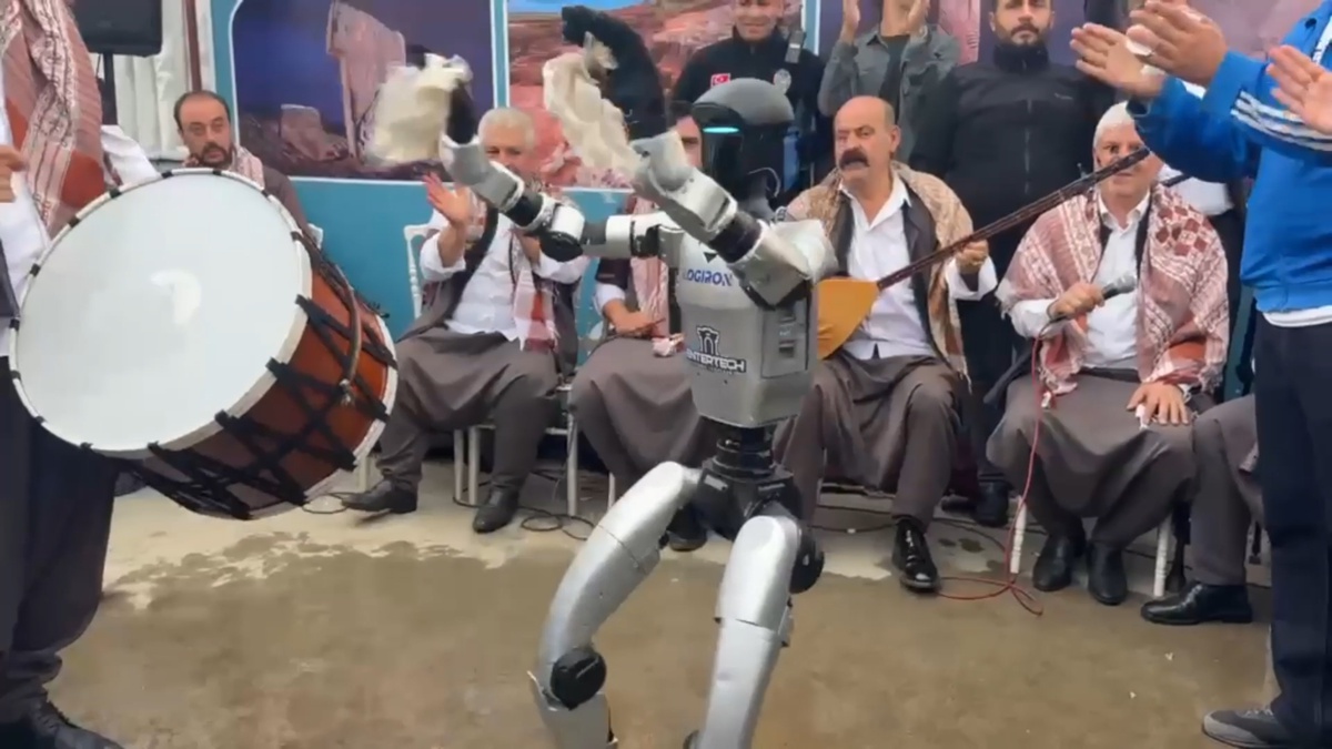 Şanlıurfa\'da insansı robot, sıra gecesinde mendil sallayıp oynadı