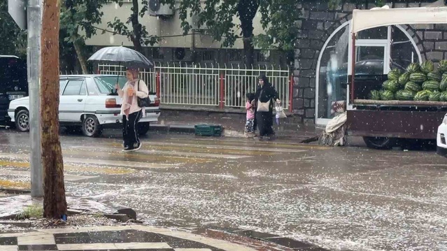 Şanlıurfa Siverek'te öğleden sonra sağanak vatandaşları hazırlıksız yakaladı
