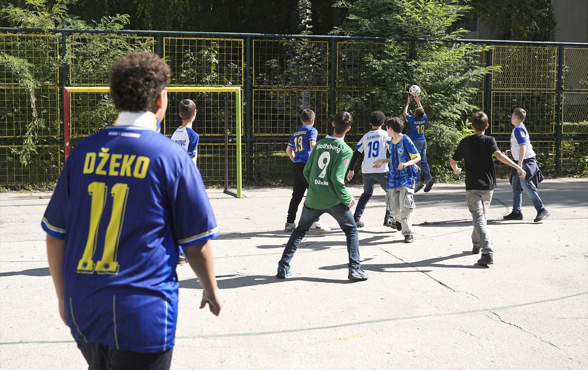 Milli takıma veda hazırlığındaki Dzeko, Saraybosna\'da öğrencilere ilham veriyor