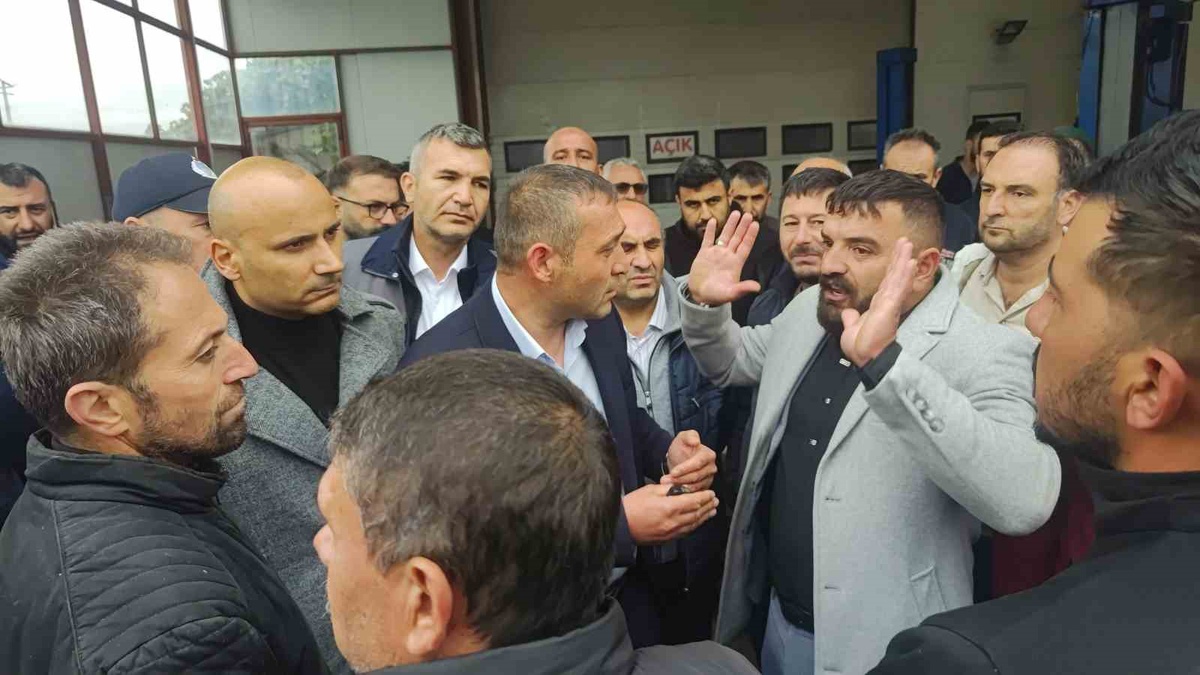 Şarkışla Belediyesi\'nin yıkım kararı esnafın tepkisi üzerine bir ay ertelendi
